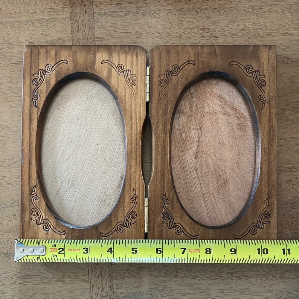 Vintage MCM Hinged Wooden Bi-fold Oval Picture Frame with Etched Carvings - Picture 4 of 5